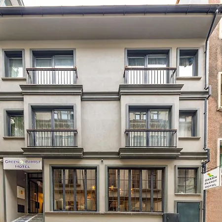 Parrot Hotel 3*
