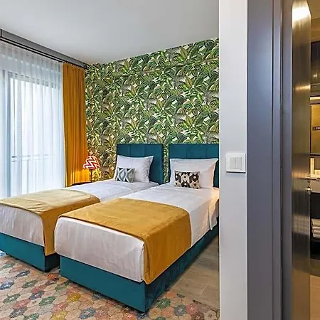 Parrot Hotel