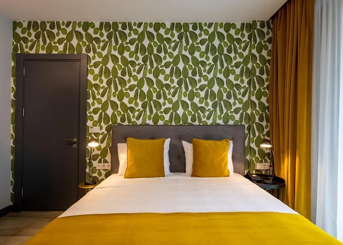 Отель Parrot 3*