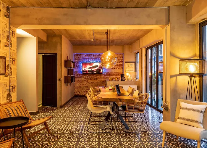 Отель Parrot 3*